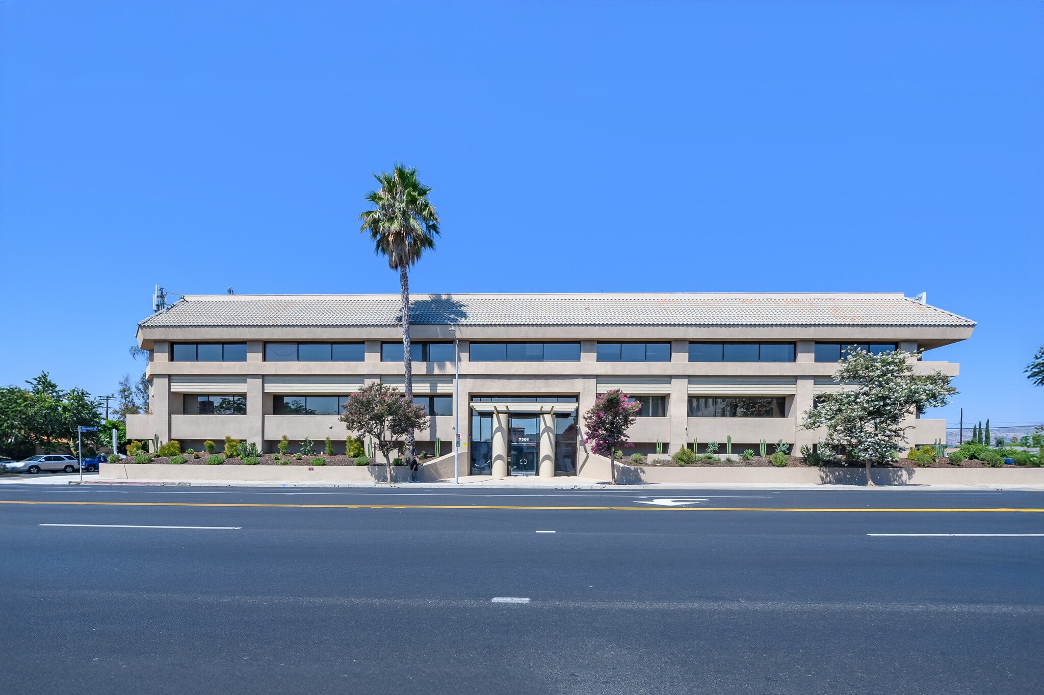7301 Topanga Canyon Blvd, Canoga Park, CA à louer Photo de l’immeuble– Image 1 sur 14