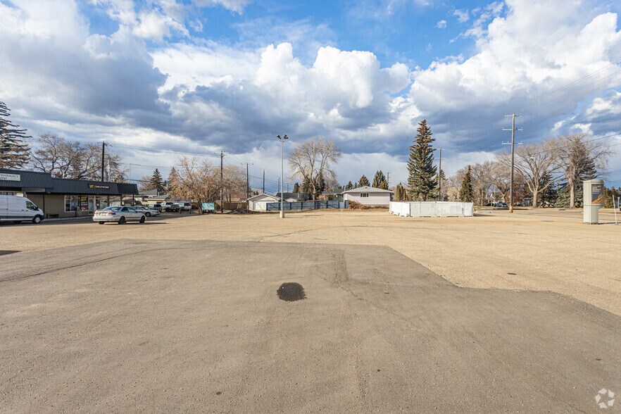 5036 106 Av NW, Edmonton, AB à louer - Photo de l’immeuble – Image 2 sur 3