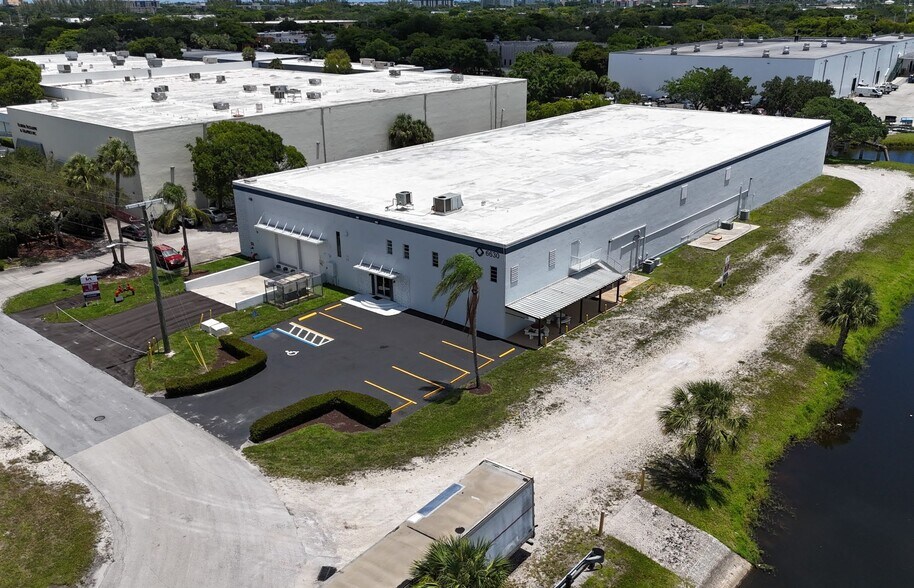 6630 NW 16th Ter, Fort Lauderdale, FL à louer - Photo de l’immeuble – Image 2 sur 31