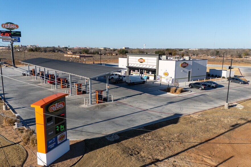 967 S Interstate 35, Pearsall, TX à vendre - Photo principale – Image 1 sur 3