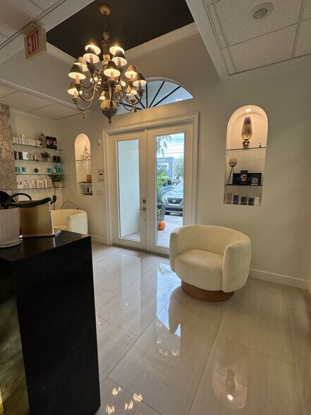 15429 N Florida Ave, Tampa, FL à louer - Photo de l’immeuble – Image 3 sur 25