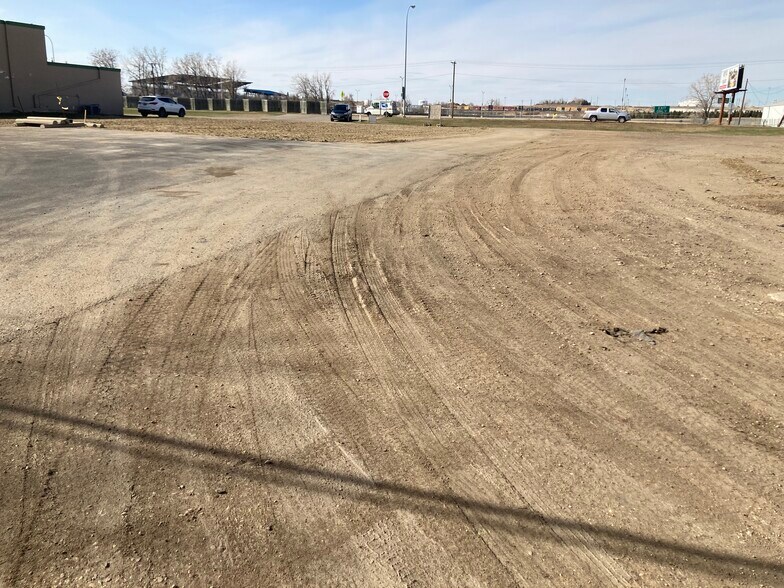 2500 Burdick Expy E, Minot, ND à vendre - Aérien – Image 2 sur 6