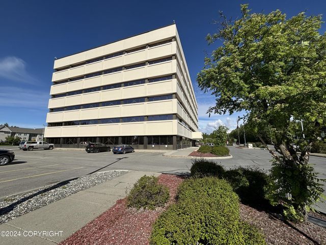 949 E 36th Ave, Anchorage, AK à louer - Photo de l’immeuble – Image 2 sur 9