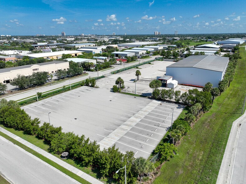 3843 Ironbridge Blvd, Fort Myers, FL à louer - Photo de l’immeuble – Image 3 sur 24