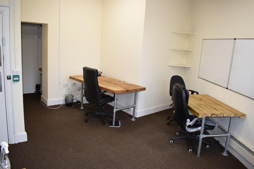 Ground Floor Office, G1, 15, The Broadway, Woodford Green à louer - Photo de l’immeuble – Image 2 sur 10