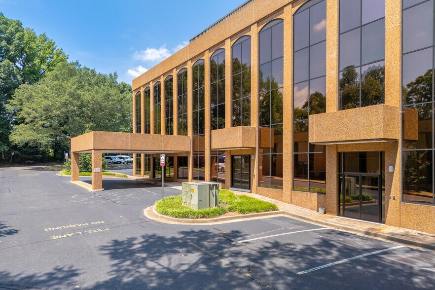 1701 E Parham Rd, Richmond, VA à vendre - Photo de l’immeuble – Image 2 sur 7