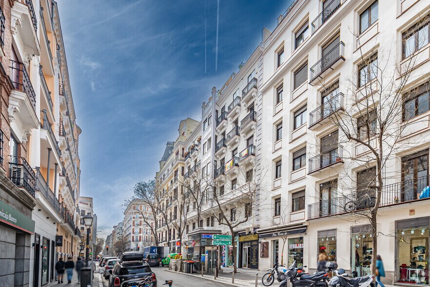 Immeuble residentiel dans Madrid, Madrid à vendre - Photo de l’immeuble – Image 2 sur 2