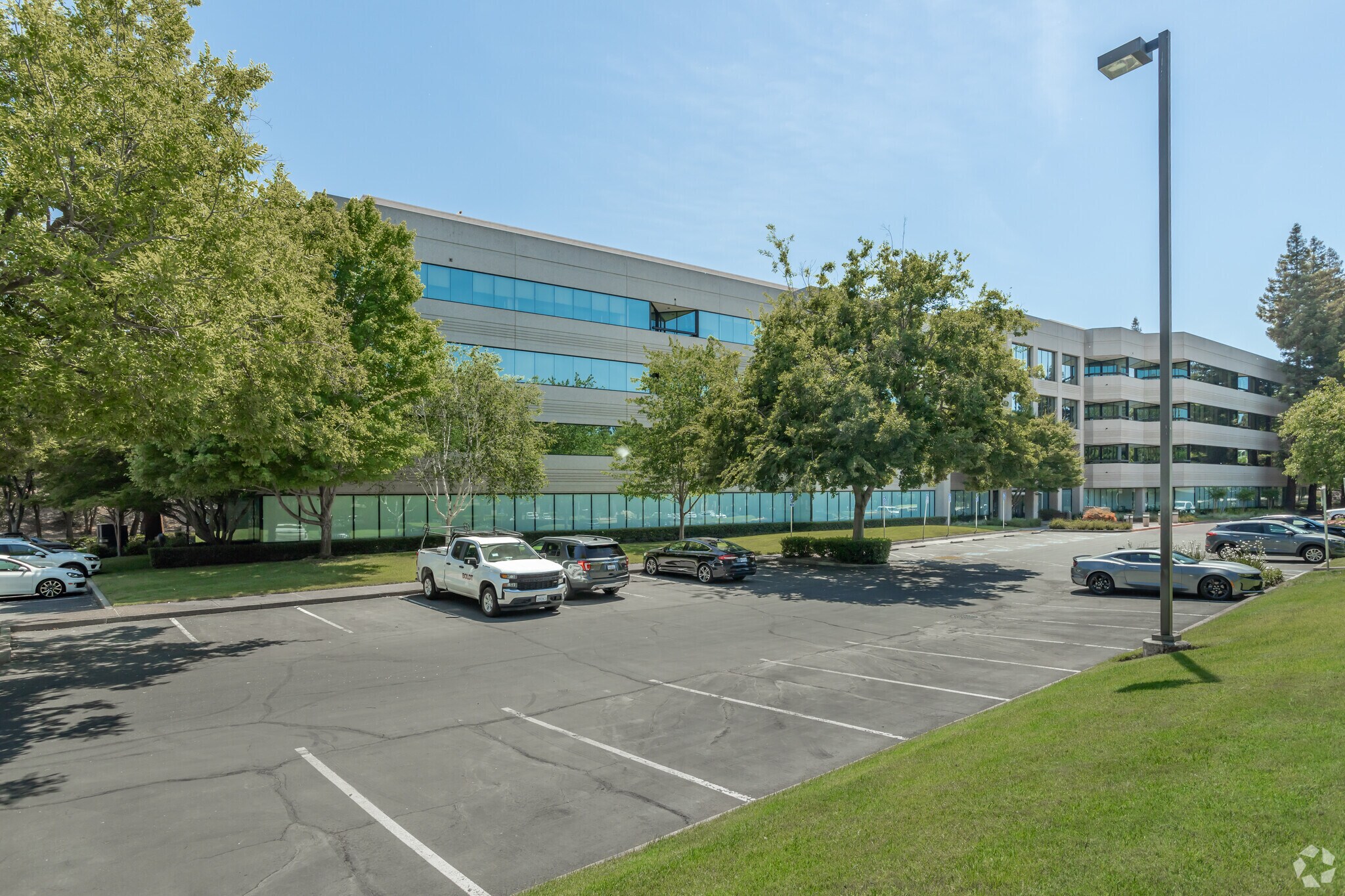 2150 River Plaza Dr, Sacramento, CA à louer Photo principale– Image 1 sur 5