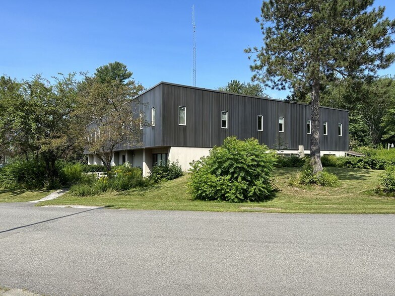 15 Iron Rd, Hermon, ME à louer - Photo de l’immeuble – Image 2 sur 18