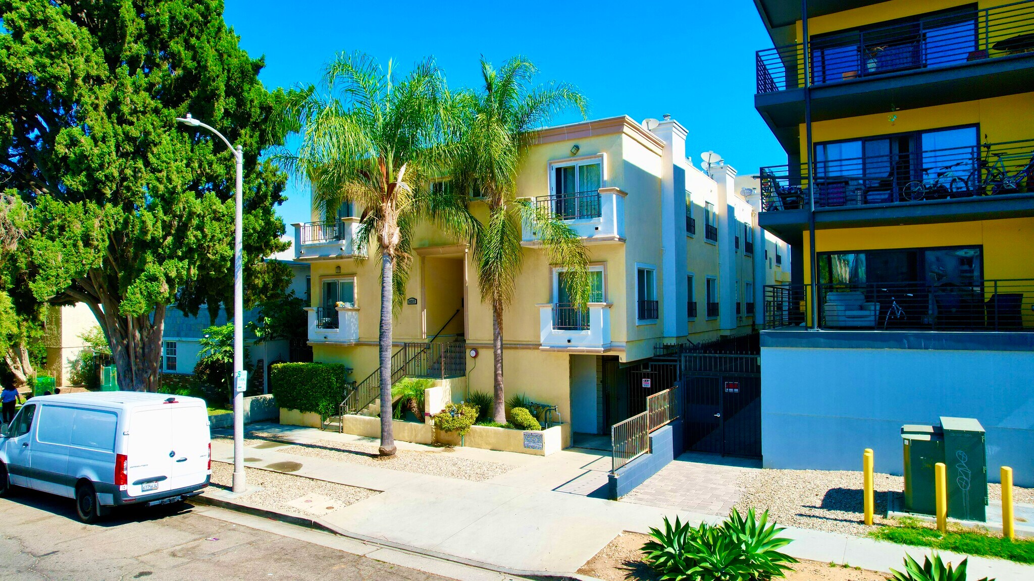 14317 Friar St, Van Nuys, CA à vendre Photo de l’immeuble– Image 1 sur 17