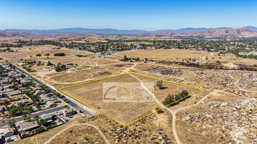 950 David Jones rd, Perris, CA à vendre - Photo principale – Image 1 sur 5