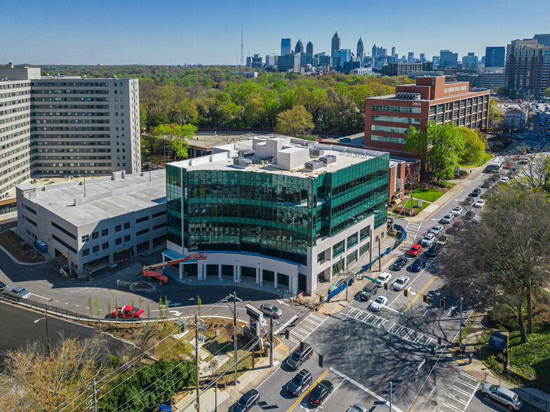 2021 Peachtree Rd, Atlanta, GA à louer - Photo de l’immeuble – Image 2 sur 9