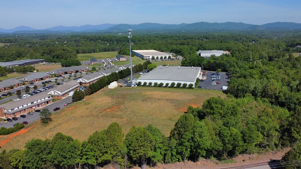 142 Vista Centre Dr dr, Forest, VA à louer - Photo de l’immeuble – Image 3 sur 5