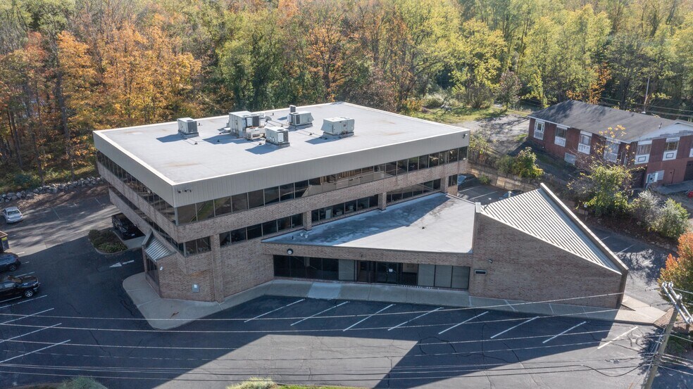108 Mill Plain Rd, Danbury, CT à louer - Photo de l’immeuble – Image 3 sur 13