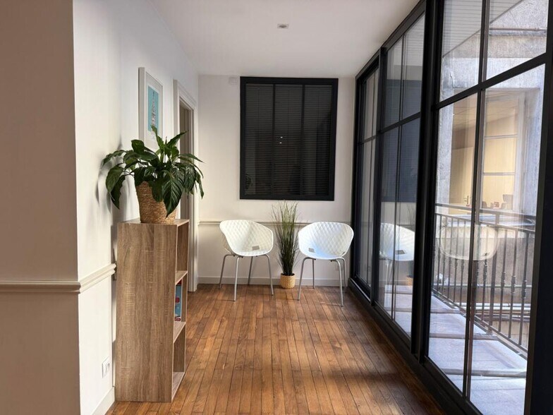 2 Place Delorme, Nantes à louer - Photo de l’immeuble – Image 3 sur 7