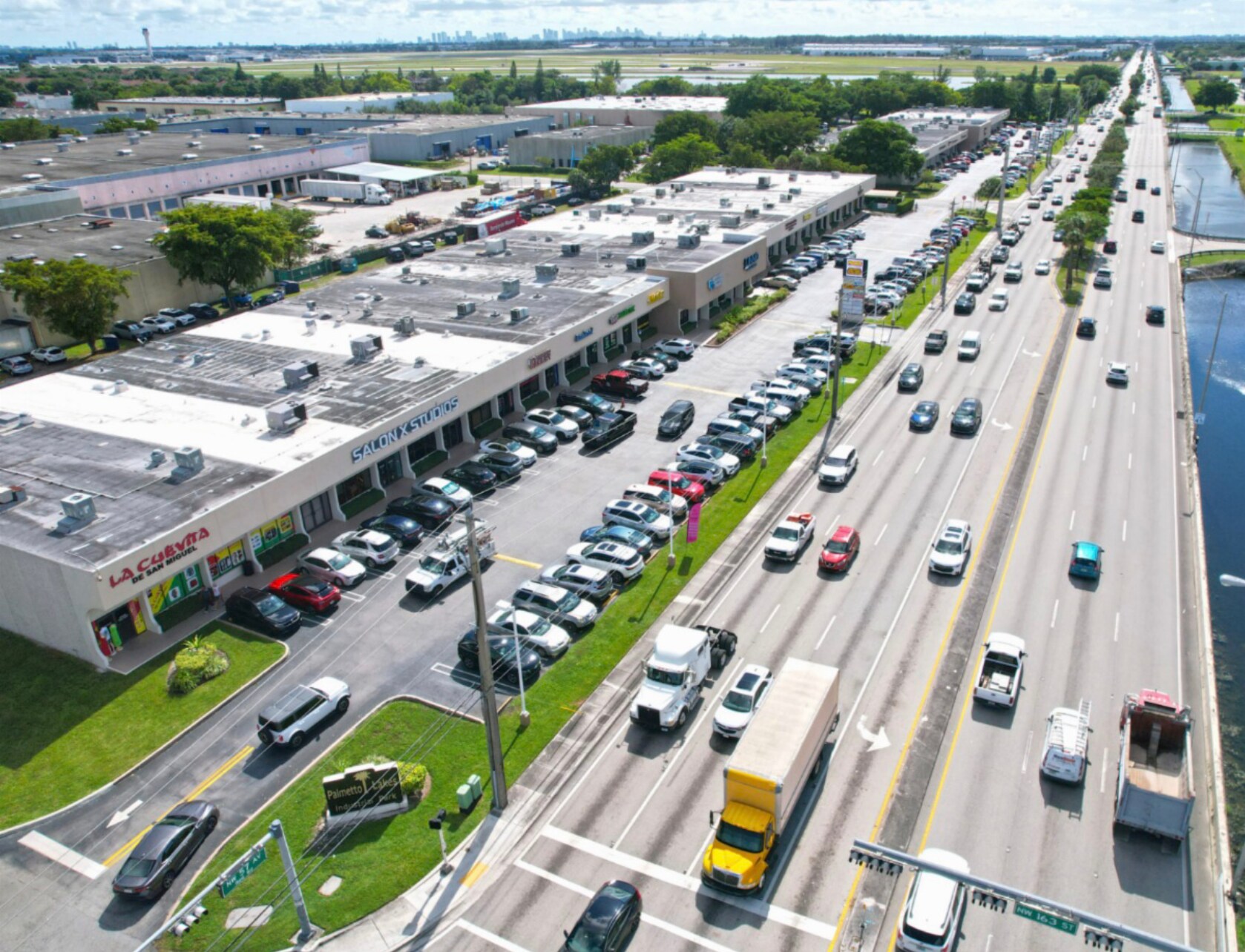 15905-16095 NW 57th Ave, Miami Lakes, FL à louer Photo de l’immeuble– Image 1 sur 5