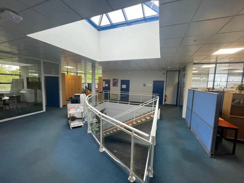 Bureau dans Vigny à louer - Photo de l’immeuble – Image 2 sur 7