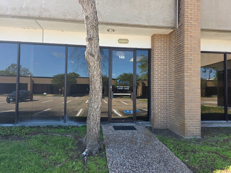 1408 N Sam Houston Pky E, Houston, TX à louer - Photo principale – Image 1 sur 2