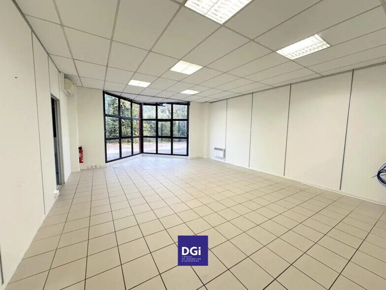 Bureau dans Nîmes à louer - Photo de l’immeuble – Image 2 sur 7