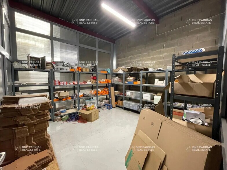 Local d'activités dans Pontault-Combault à vendre - Photo de l’immeuble – Image 3 sur 8