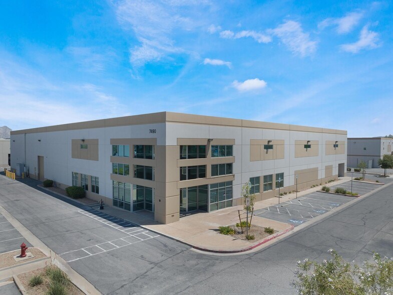 7490 Commercial Way, Henderson, NV à vendre - Photo de l’immeuble – Image 2 sur 10