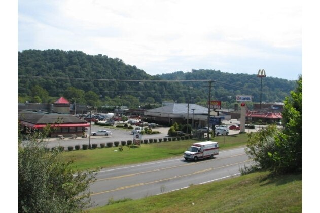 343-451 N Mayo Trl, Paintsville, KY à vendre - Photo de l’immeuble – Image 3 sur 21