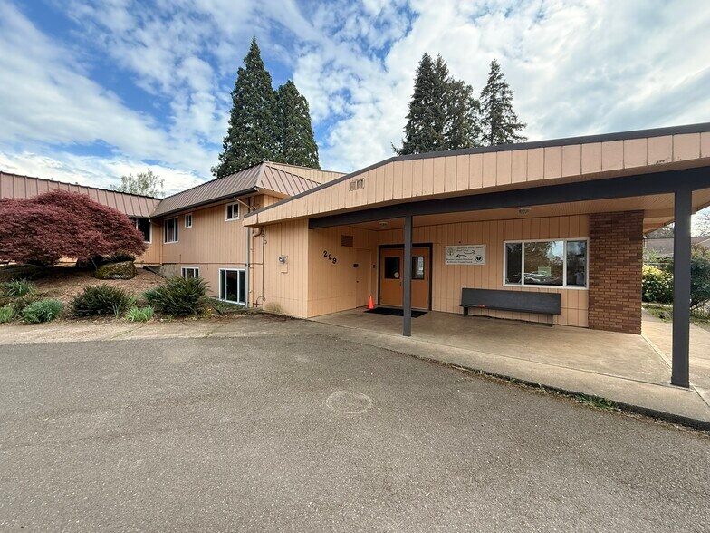 229 Eureka Ave, Silverton, OR à vendre - Photo principale – Image 1 sur 3