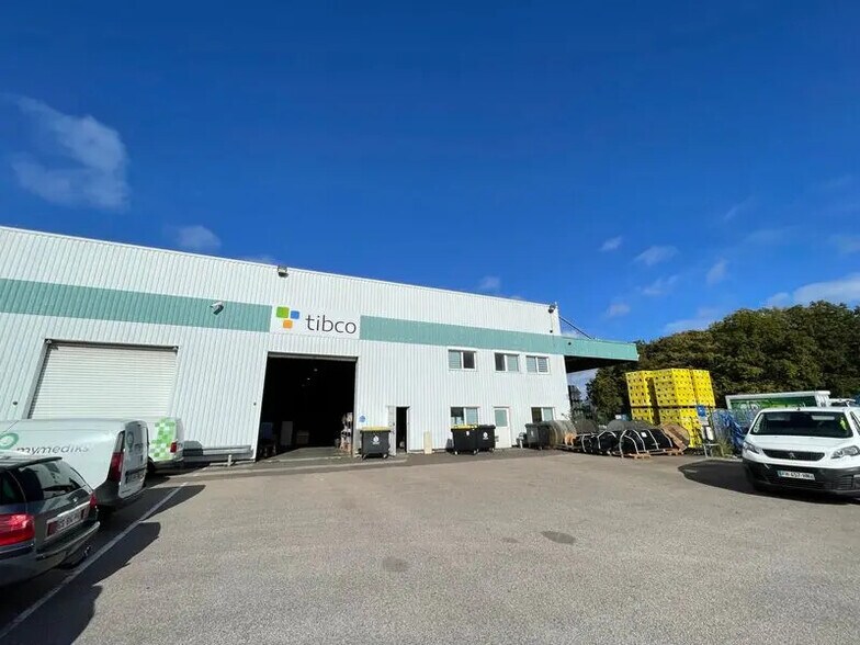 Bureau dans Grand-Couronne à louer - Photo de l’immeuble – Image 1 sur 9