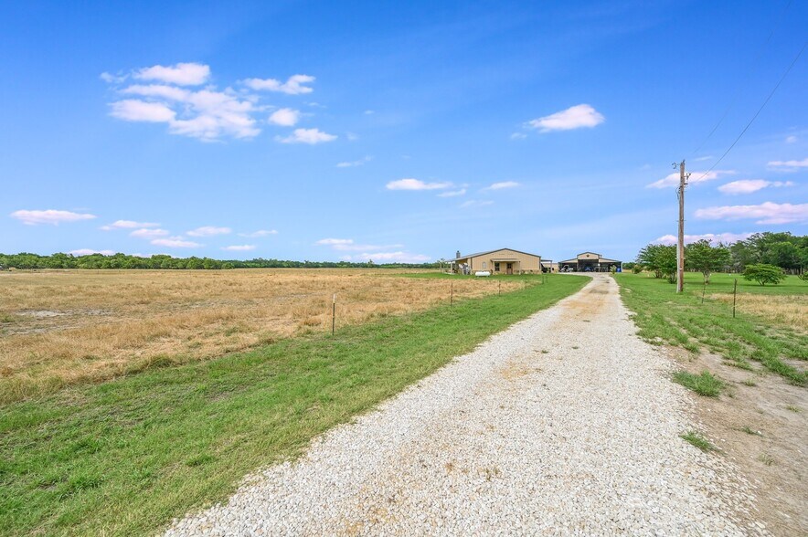14325 FM 619, Coupland, TX à vendre - Photo principale – Image 2 sur 40