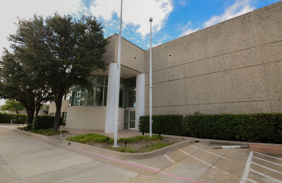 6001 Campus Circle Dr W, Irving, TX à louer - Photo principale – Image 1 sur 8