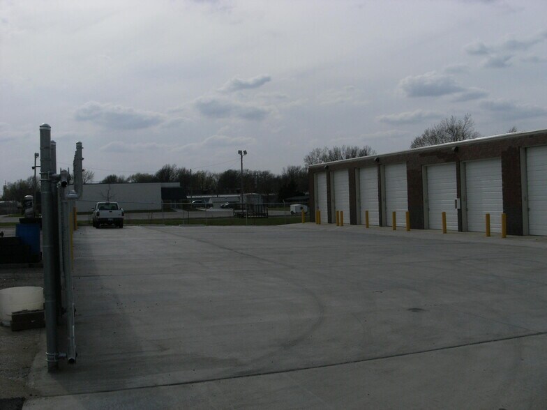 636 E Dennis Ave, Olathe, KS à louer - Photo de l’immeuble – Image 3 sur 8