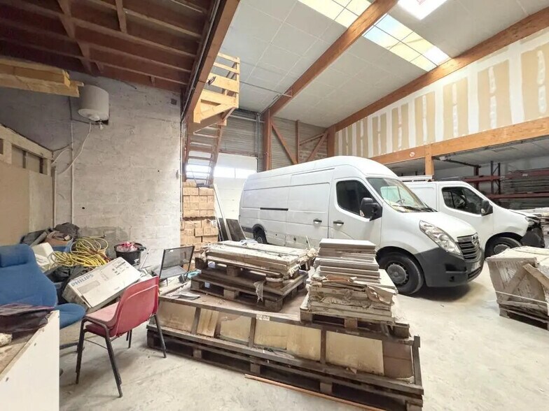 Local d’activités dans Chanteloup-les-Vignes à louer - Photo de l’immeuble – Image 2 sur 13