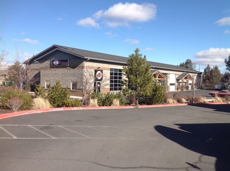 1064 SE Paiute Way, Bend, OR à louer - Photo de l’immeuble – Image 3 sur 3
