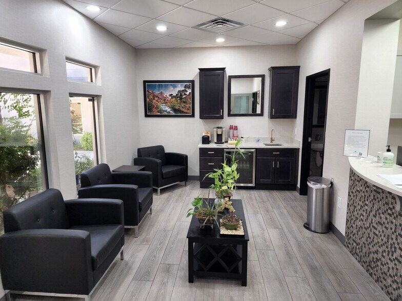 1600 W Sunset Rd, Henderson, NV à louer - Photo de l’immeuble – Image 2 sur 20