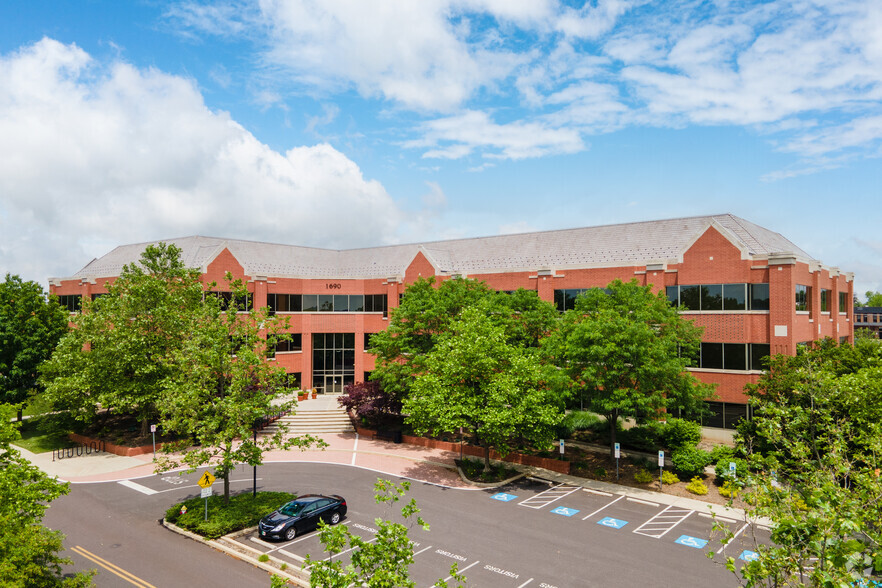 1690 Sumneytown Pike, Lansdale, PA à louer - Photo de l’immeuble – Image 2 sur 26