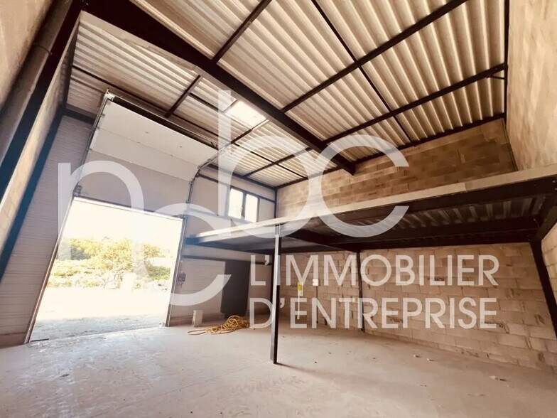 Local d'activités dans Saint-Germain-Nuelles à vendre - Photo intérieure – Image 2 sur 9