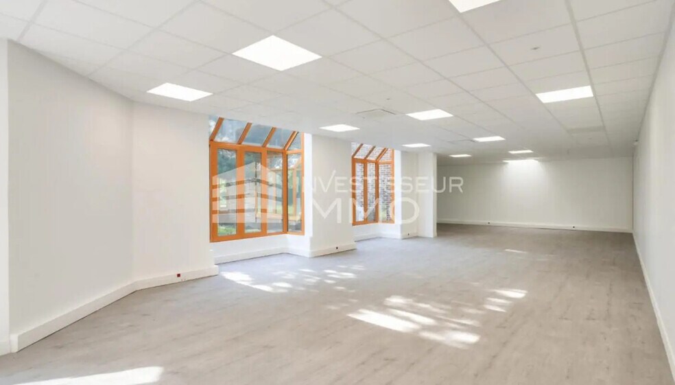 Bureau dans Croissy-Beaubourg à louer - Photo de l’immeuble – Image 1 sur 3