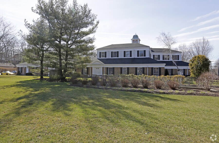 300 E Main St, Smithtown, NY à louer - Photo de l’immeuble – Image 3 sur 8