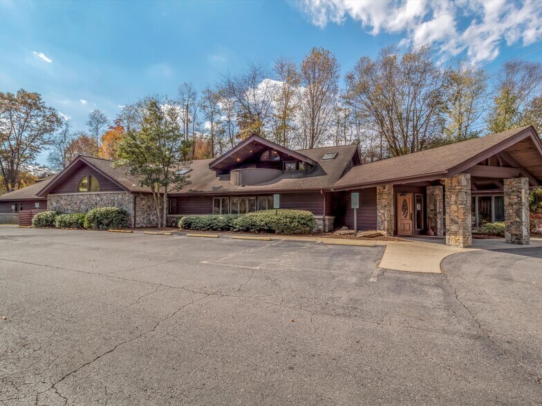 540 Hospital Dr, Clyde, NC à vendre - Photo de l’immeuble – Image 2 sur 41