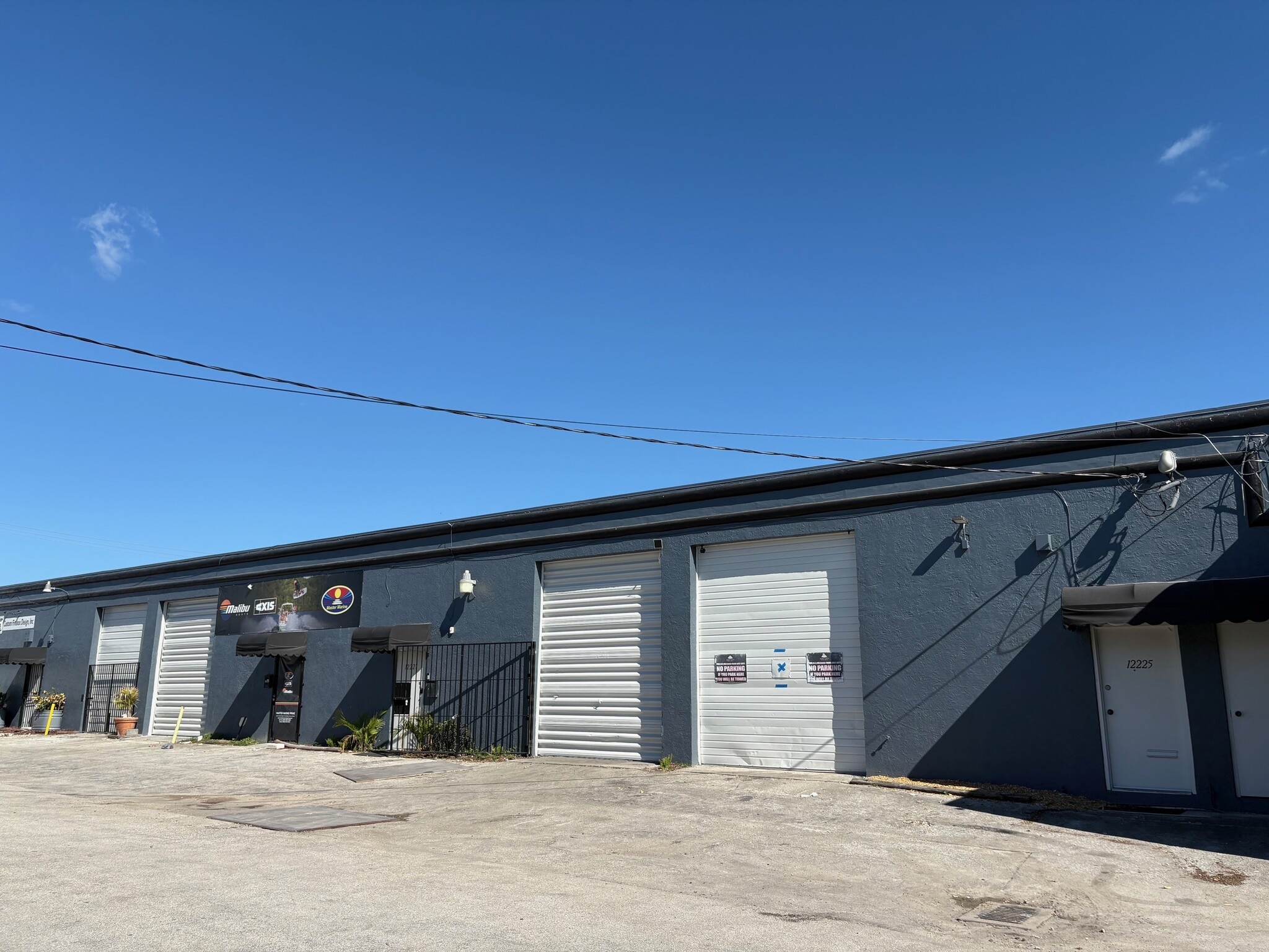 12225-12233 NE 13th Ct, North Miami, FL à louer Photo de l’immeuble– Image 1 sur 1