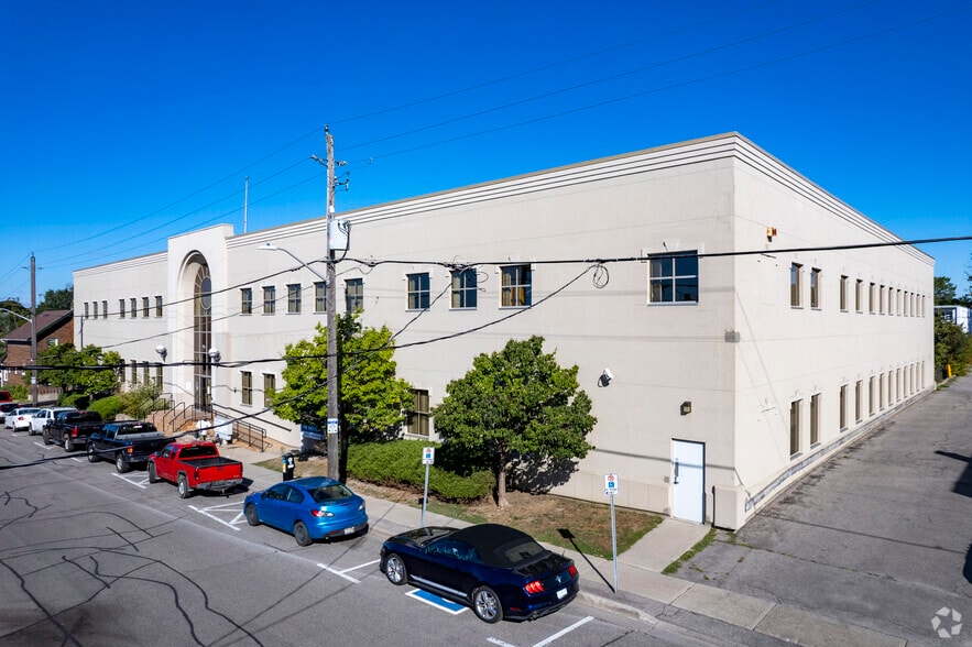 78 Richmond St W, Oshawa, ON à louer - Photo de l’immeuble – Image 1 sur 6
