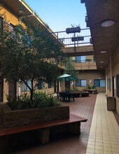 12240 Venice Blvd, Los Angeles, CA à louer Photo de l’immeuble– Image 2 sur 2