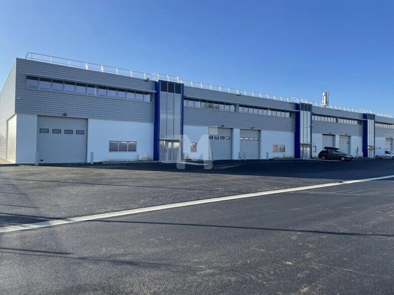 Local d’activités dans Brétigny-sur-Orge à louer - Photo de l’immeuble – Image 2 sur 10