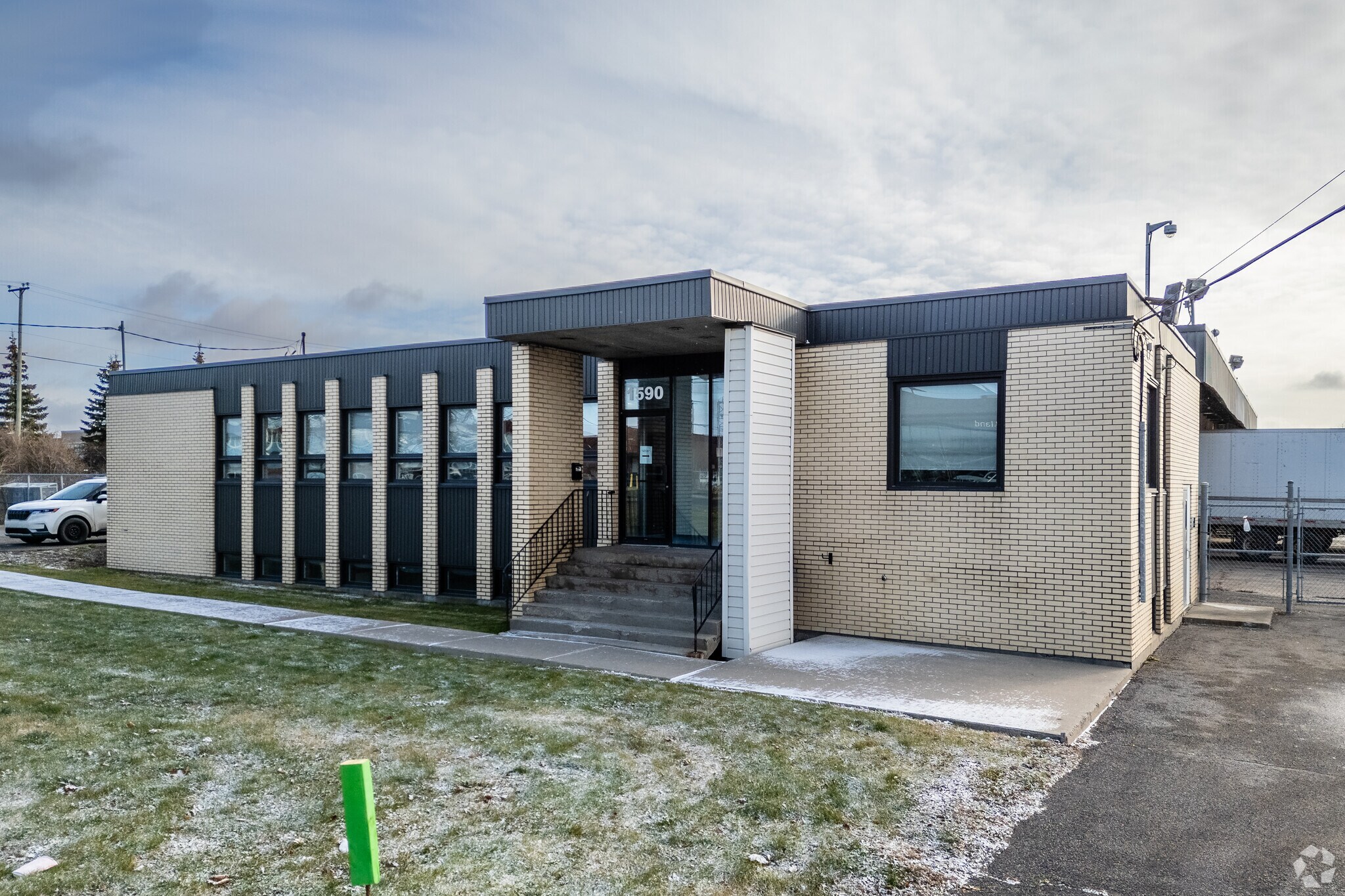 1590 Boul Hymus, Dorval, QC à louer Photo principale– Image 1 sur 8