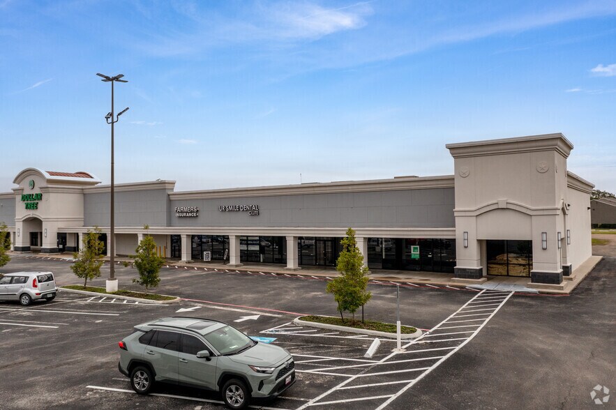 1001 W Plantation Dr, Clute, TX à louer - Photo de l’immeuble – Image 3 sur 5