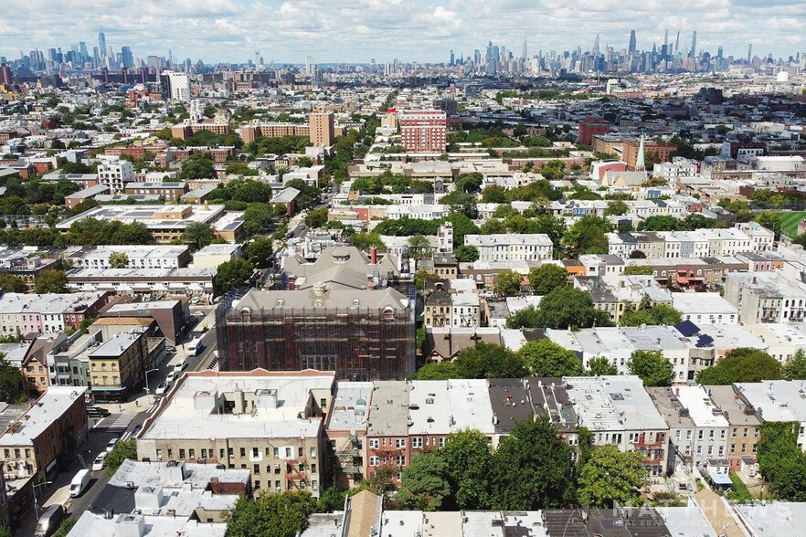 252 Cornelia St, Brooklyn, NY à vendre - Photo de l’immeuble – Image 2 sur 3