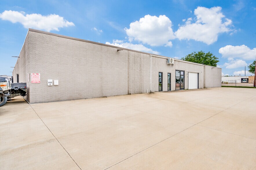 802 E Walnut St, Garland, TX à vendre - Photo de l’immeuble – Image 2 sur 11