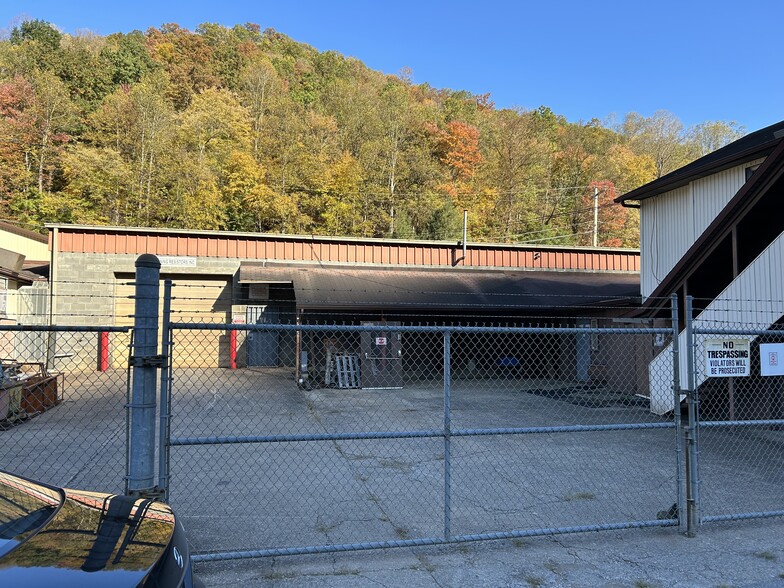 976 Enterprise Dr, Logan, WV à louer - Photo de l’immeuble – Image 2 sur 17