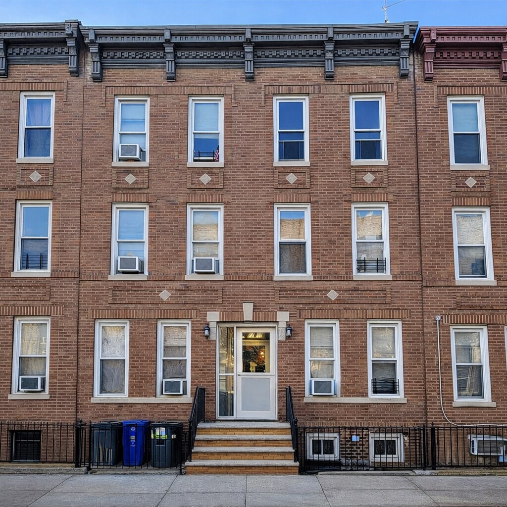 7220 67th St, Flushing, NY à vendre Photo principale– Image 1 sur 4