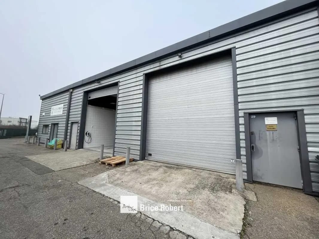 Bureau dans Vaulx-en-Velin à louer Photo de l’immeuble– Image 1 sur 5